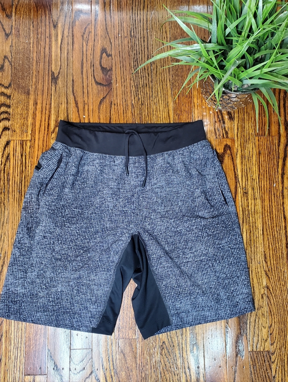 Lululemon Men's T.H.E Short Luxtreme Liner 9"  Grey Athletic with Black Sz M - Picture 7 of 16